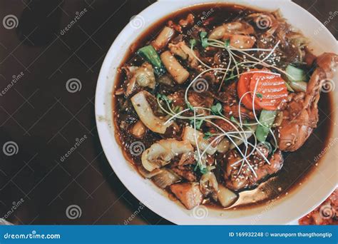  광안 찜닭! 매콤하고 고소한 맛이 어우러져 한입 베어 물면 행복이 터지는 퓨전 요리